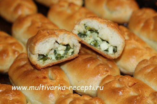 Печеные пирожки с яйцом и зеленым луком